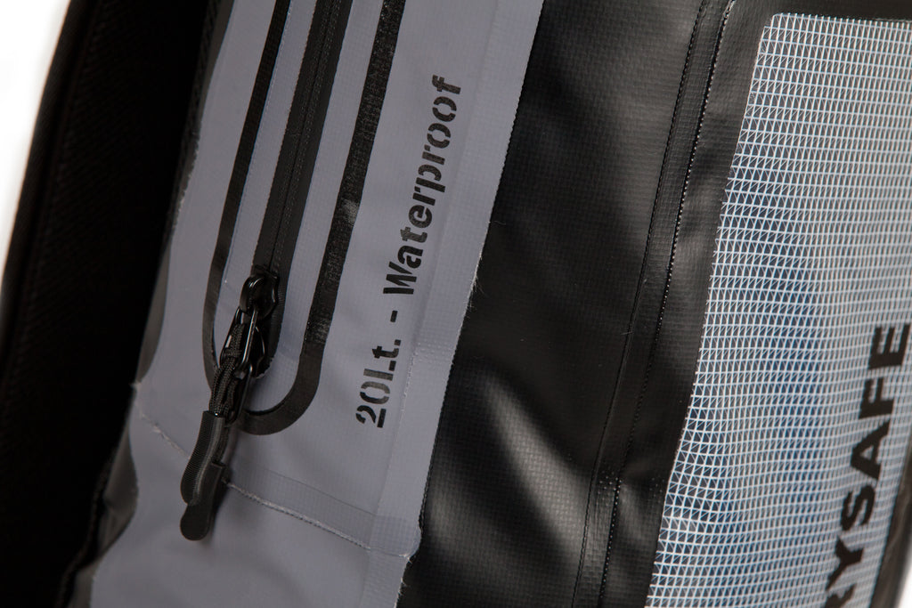 Mochila Outdoor PUKEM 20 Lts c/porta notebook DRYSAFE Gris