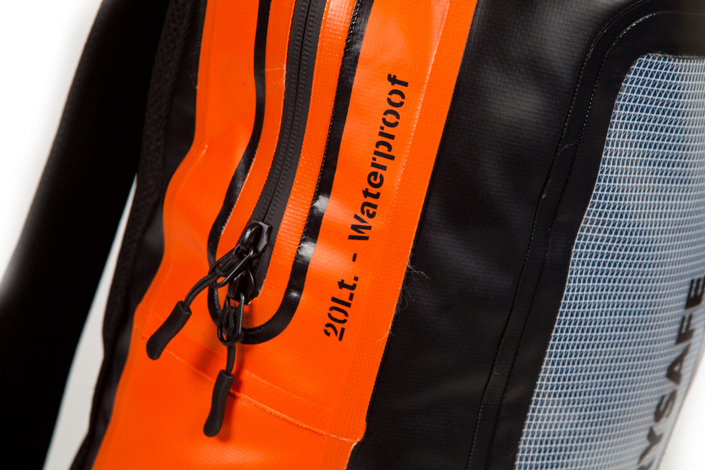 Mochila Outdoor PUKEM 20 Lts c/porta notebook DRYSAFE Naranjo