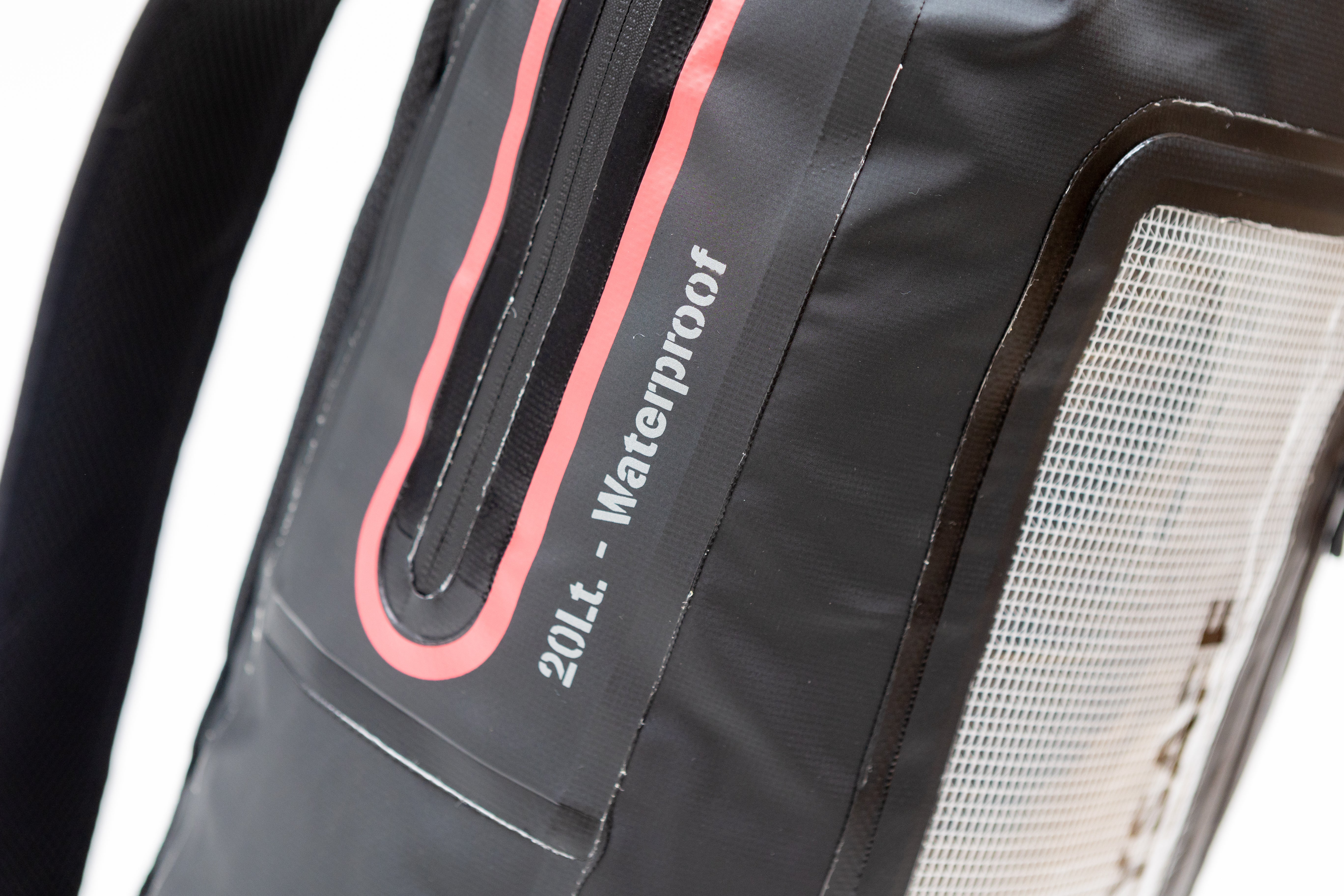 Mochila Outdoor PUKEM 20 Lts c/porta notebook DRYSAFE Negro Matte