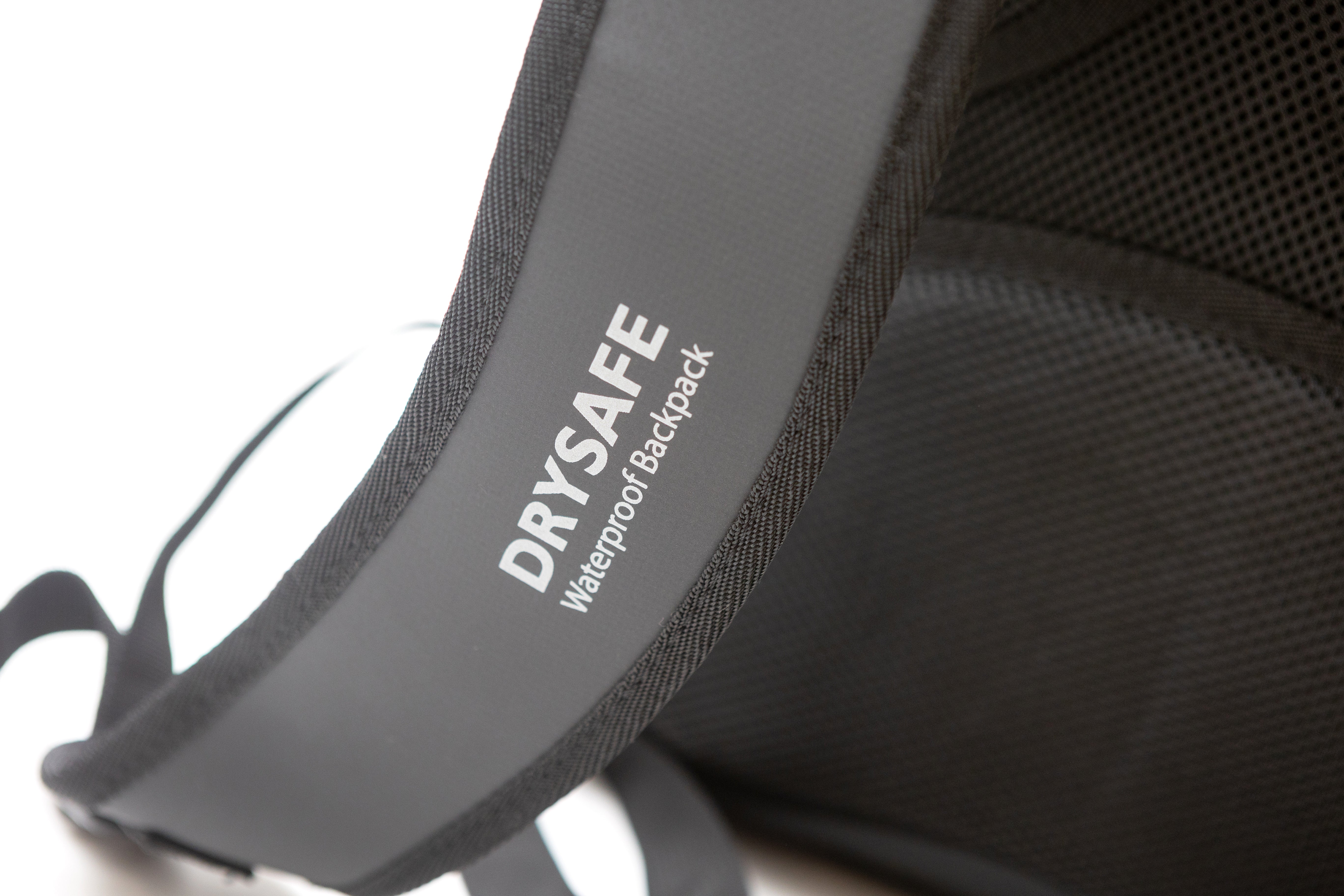 Mochila Outdoor PUKEM 20 Lts c/porta notebook DRYSAFE Negro Matte