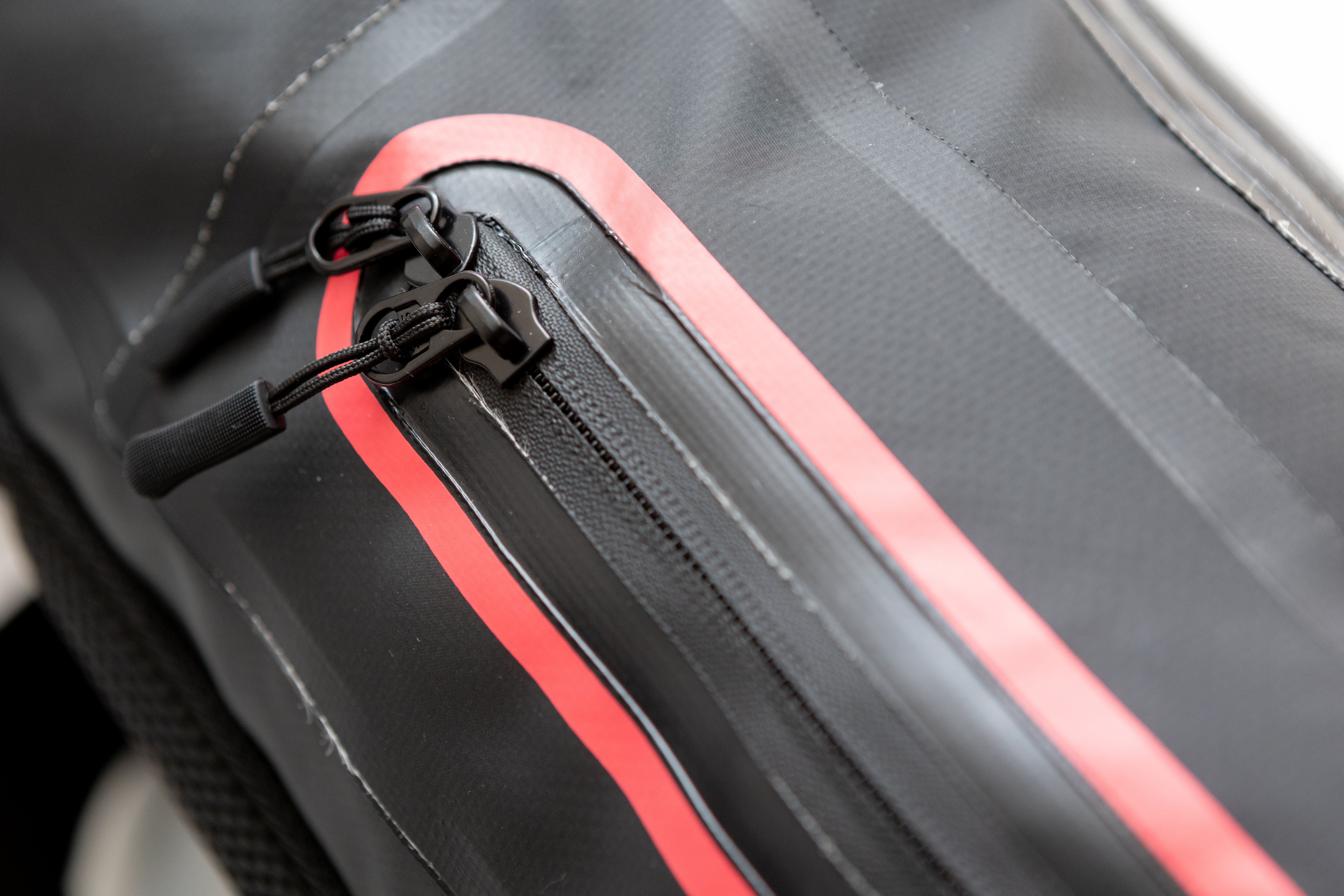 Mochila Outdoor PUKEM 20 Lts c/porta notebook DRYSAFE Negro Matte