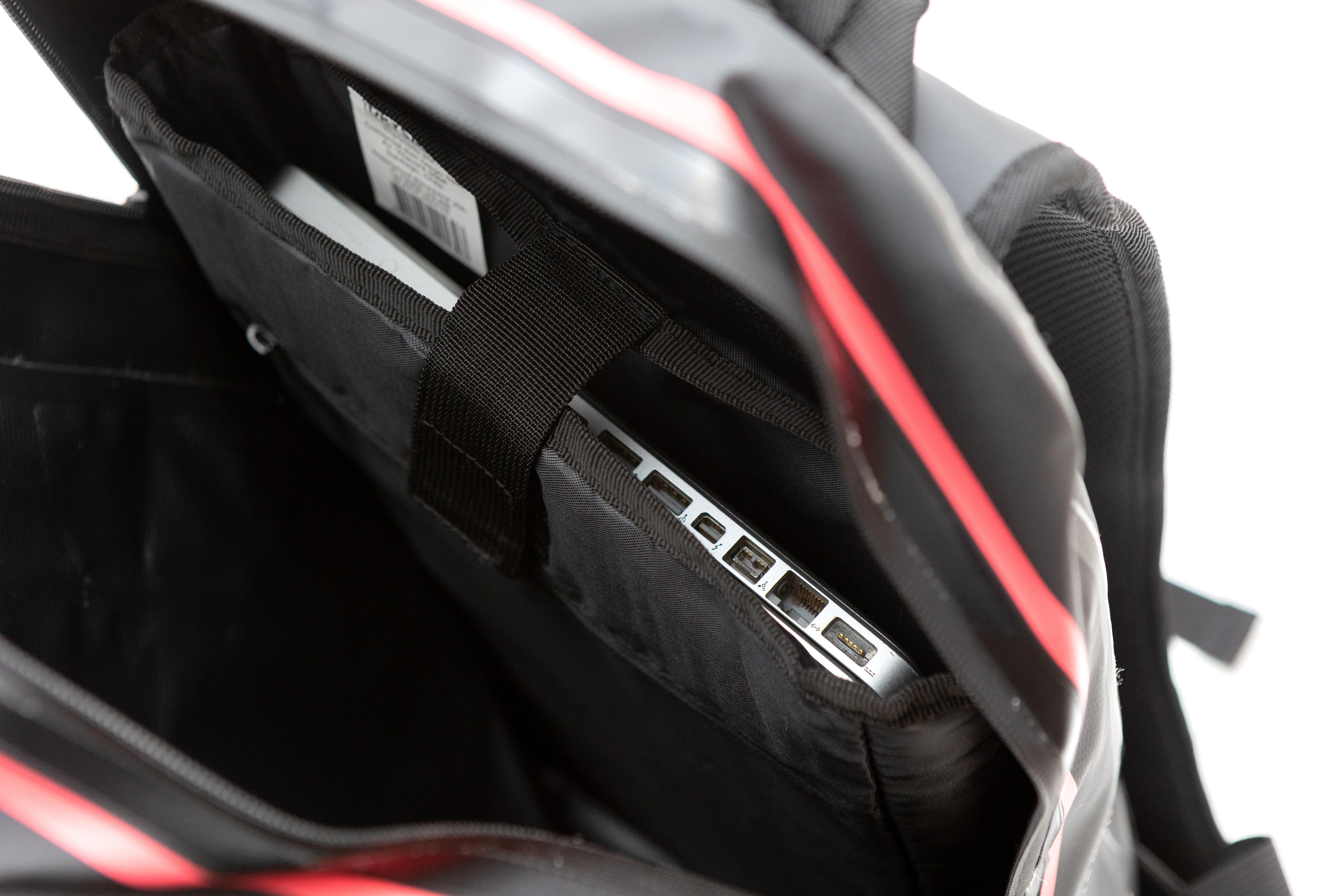 Mochila Outdoor PUKEM 20 Lts c/porta notebook DRYSAFE Negro Matte