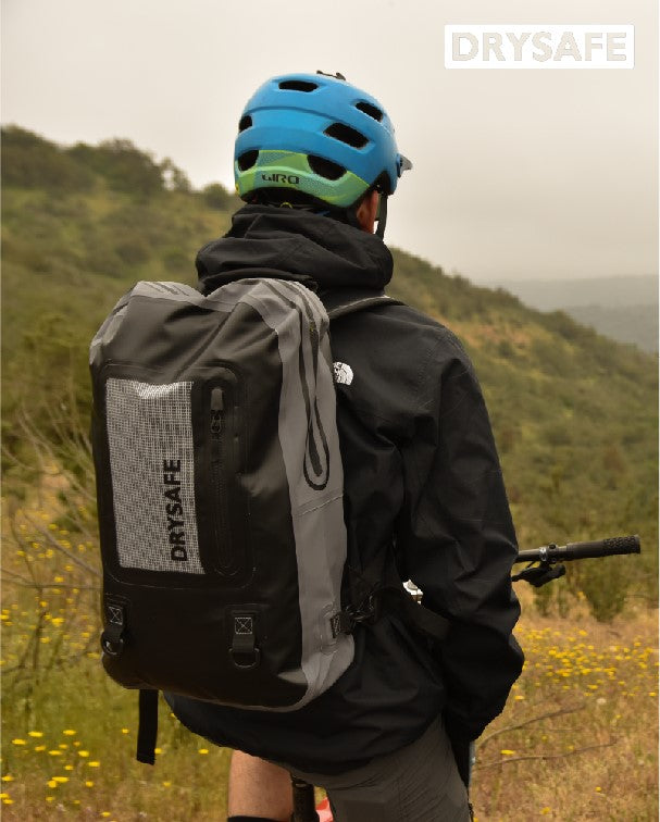 Mochila Outdoor PUKEM 20 Lts c/porta notebook DRYSAFE Gris