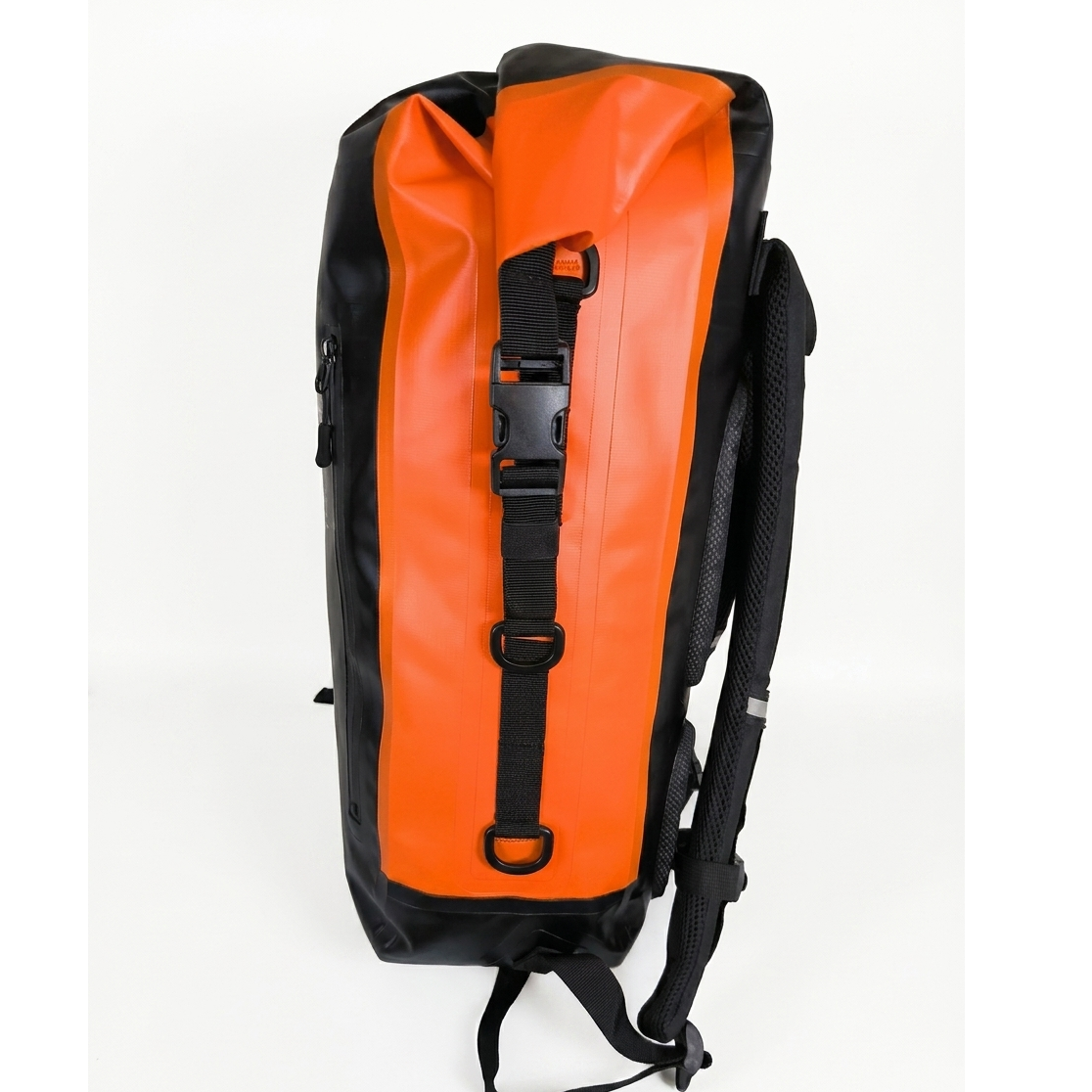 Mochila Outdoor Futalefú 20 Lts 100% Impermeable DRYSAFE negro/naranja