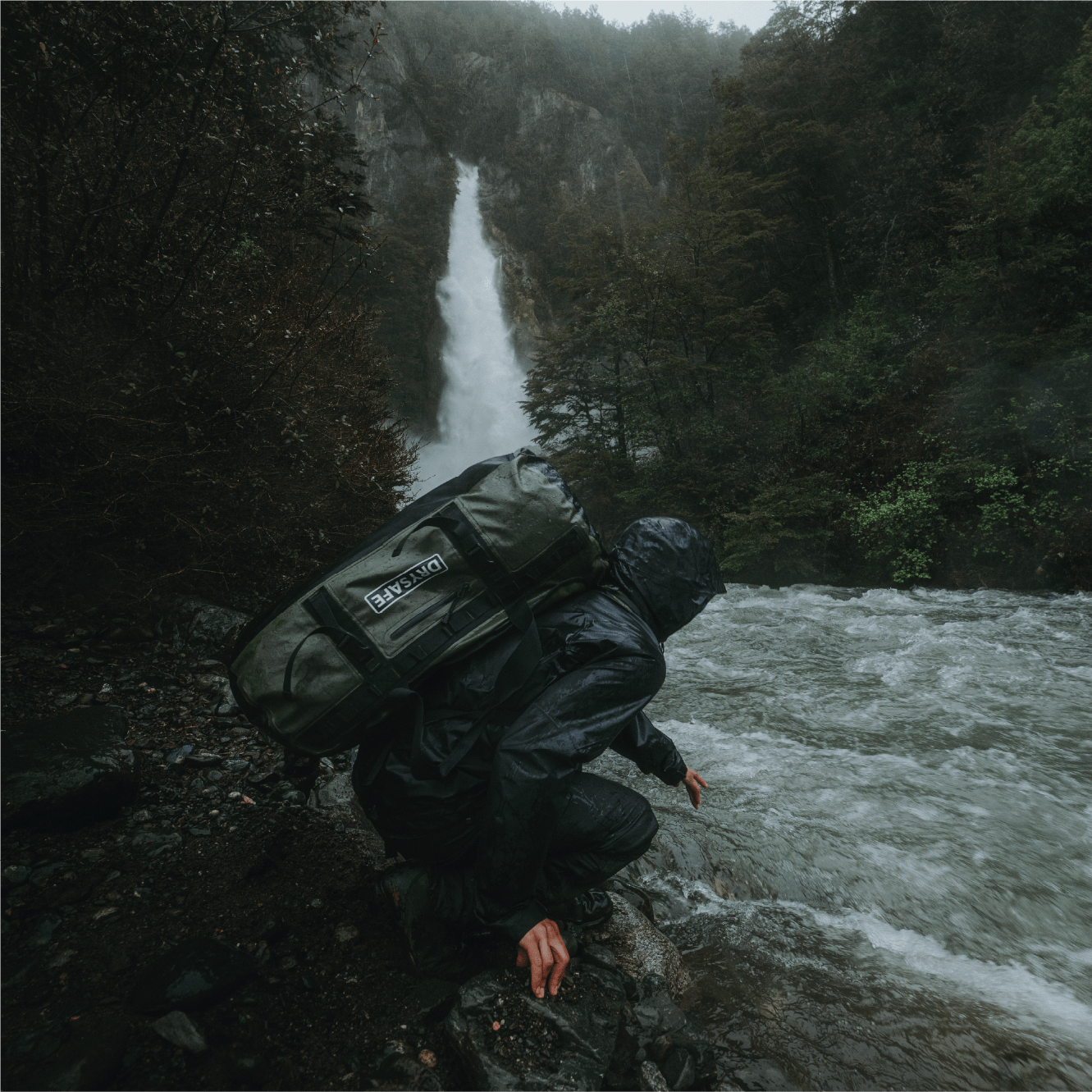 Bolso Outdoor MAWÜNKO 60 Lts Impermeable DRYSAFE Rojo