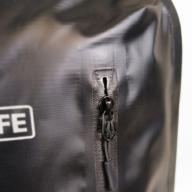 Mochila Outdoor PALENA 22 Lts c/porta notebook DRYSAFE  Negro